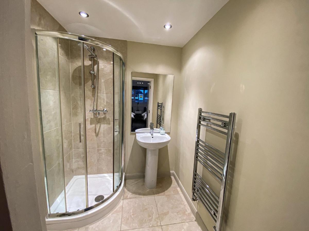 Heathrow/Ashford Hospital/Twickenham Short Stay Apartment スタンウェル エクステリア 写真