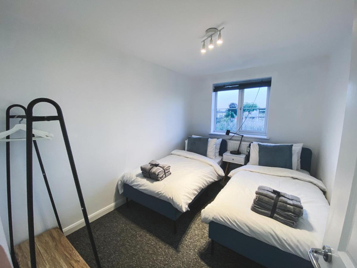 Heathrow/Ashford Hospital/Twickenham Short Stay Apartment スタンウェル エクステリア 写真