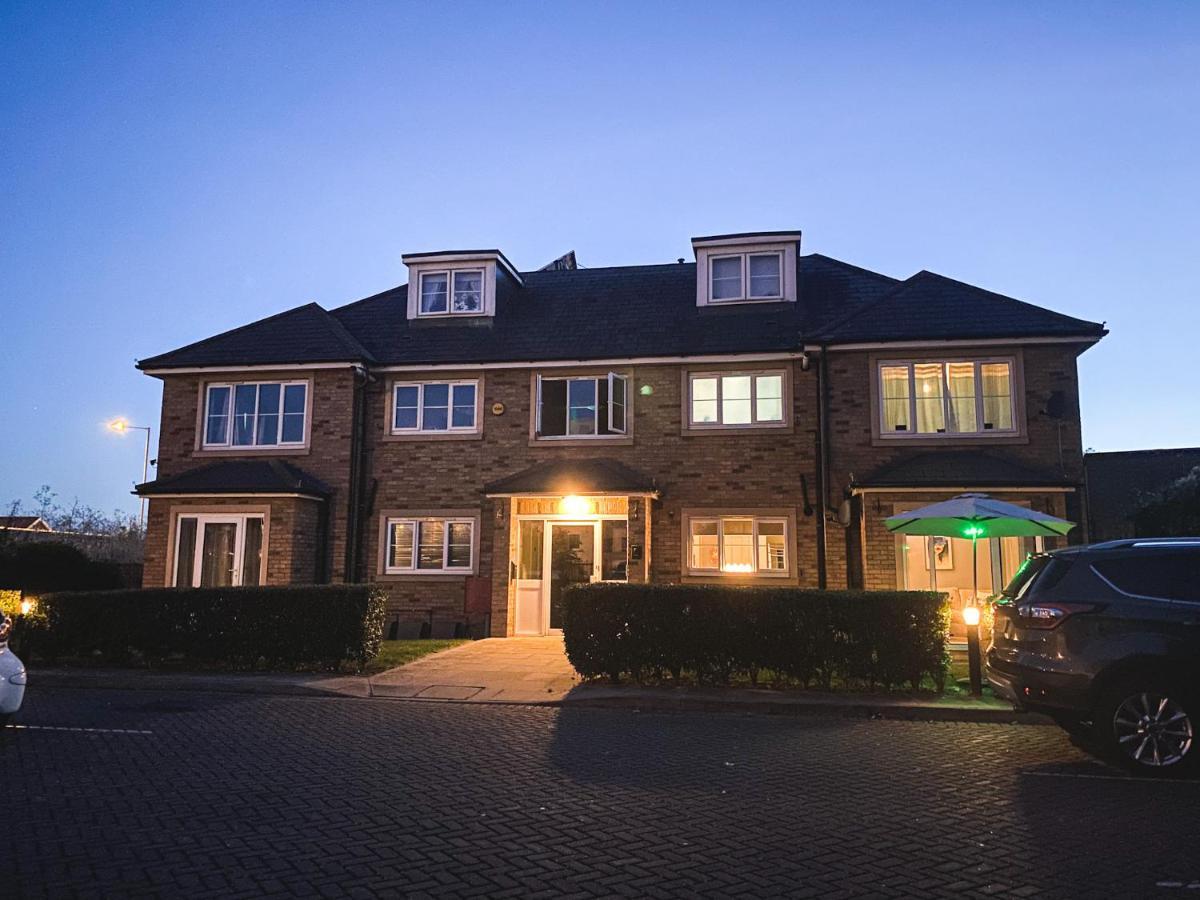 Heathrow/Ashford Hospital/Twickenham Short Stay Apartment スタンウェル エクステリア 写真