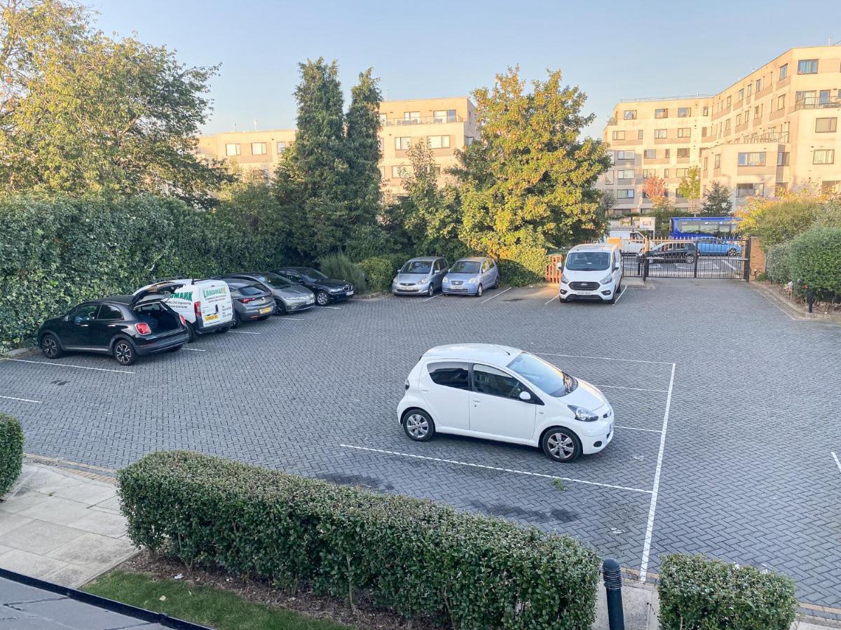 Heathrow/Ashford Hospital/Twickenham Short Stay Apartment スタンウェル エクステリア 写真