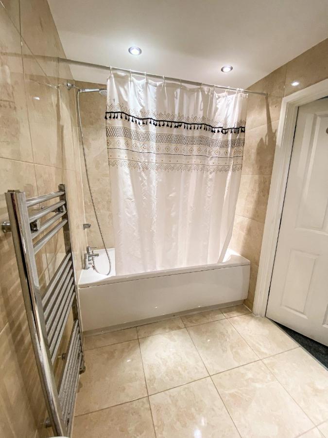 Heathrow/Ashford Hospital/Twickenham Short Stay Apartment スタンウェル エクステリア 写真